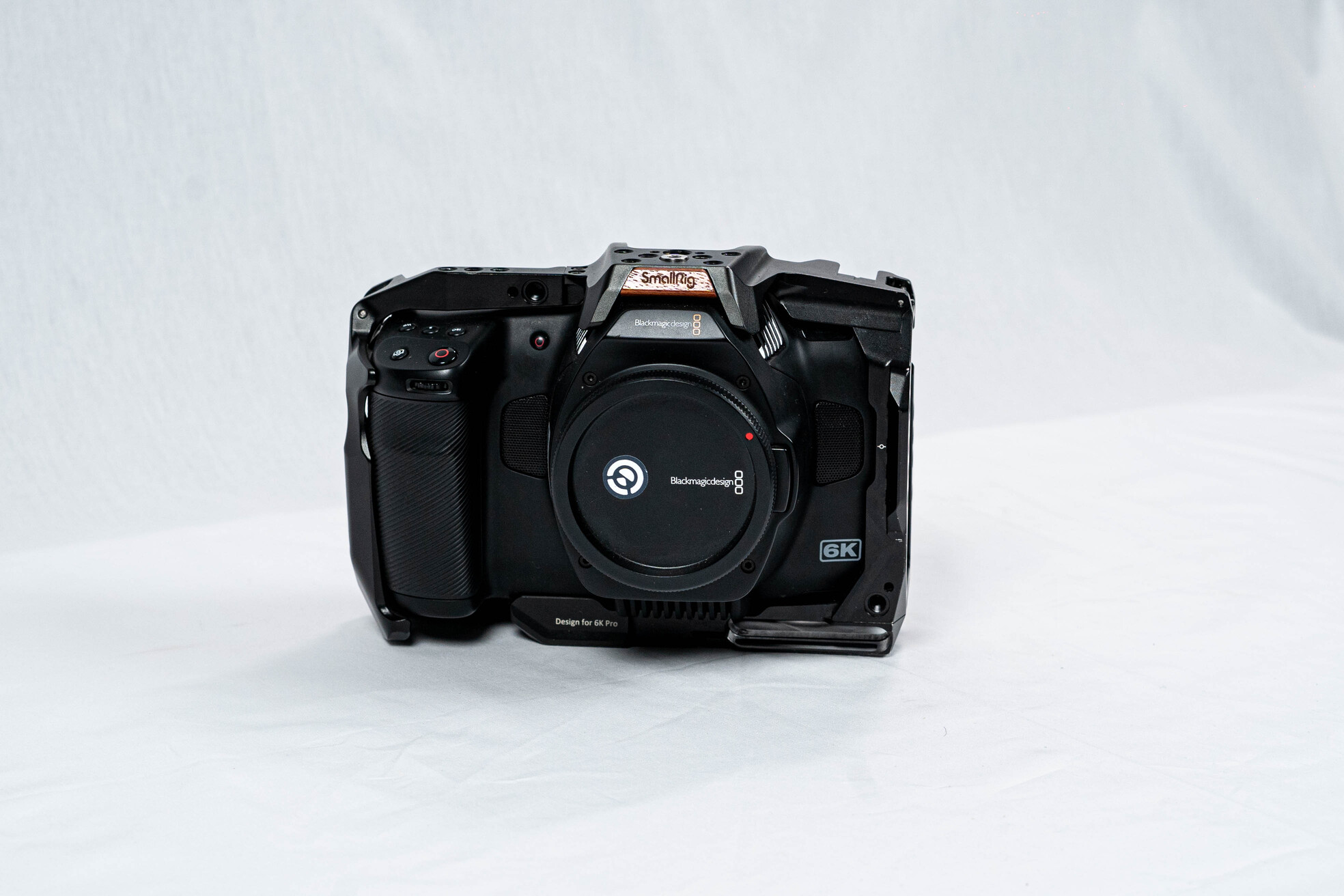 Blackmagic Pocket Cinema Camera 6k Pro - Locação na Blip Locadora